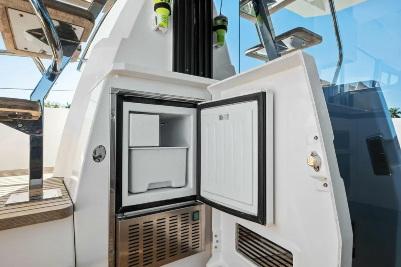 Slide: The Image of Prestige 520 Flybridge 2022 - 50