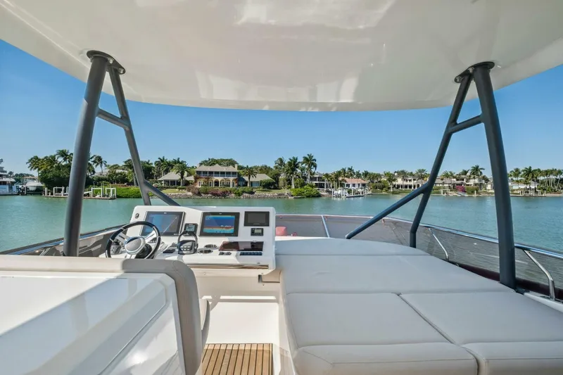 Slide: The Image of Prestige 520 Flybridge 2022 - 61