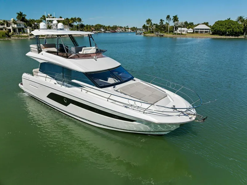 Slide: The Image of Prestige 520 Flybridge 2022 - 7