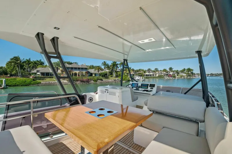 Slide: The Image of Prestige 520 Flybridge 2022 - 74