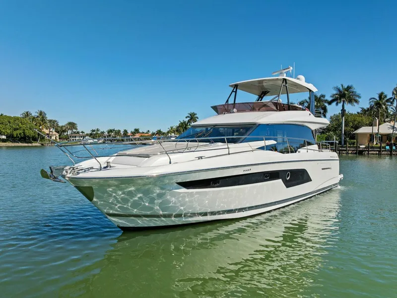 Slide: The Image of Prestige 520 Flybridge 2022 - 8