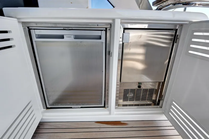Slide: The Image of Sunseeker 76 Yacht 2024 - 16