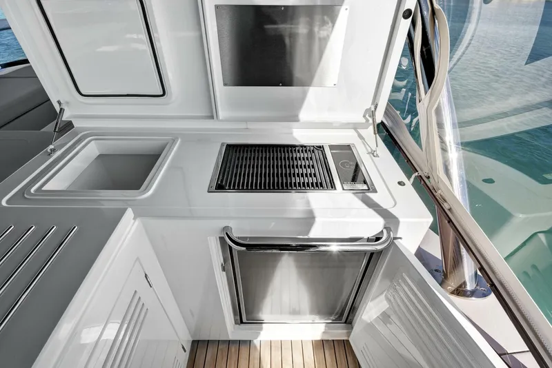 Slide: The Image of Sunseeker 76 Yacht 2024 - 29