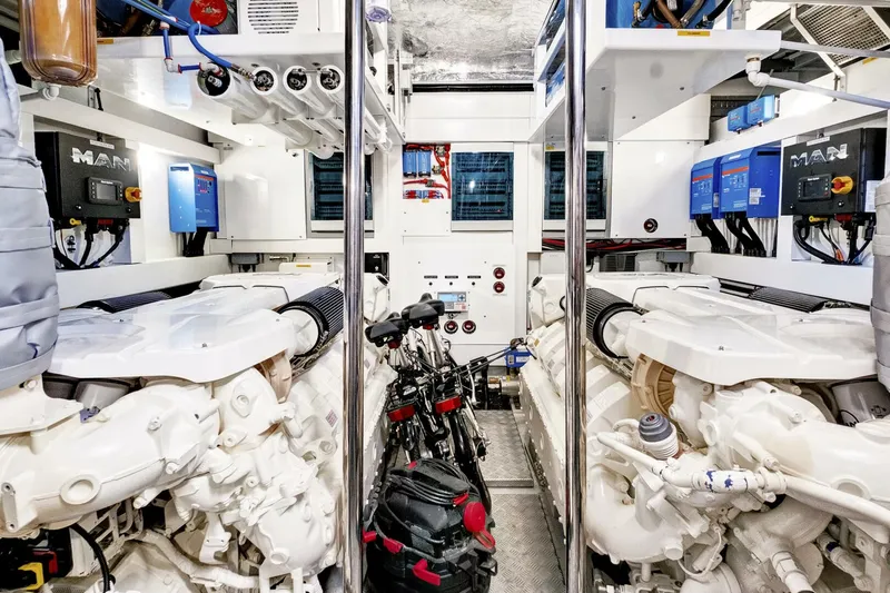 Slide: The Image of Sunseeker 76 Yacht 2024 - 50