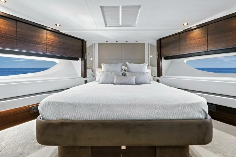 Slide: The Image of Sunseeker 76 Yacht 2024 - 76