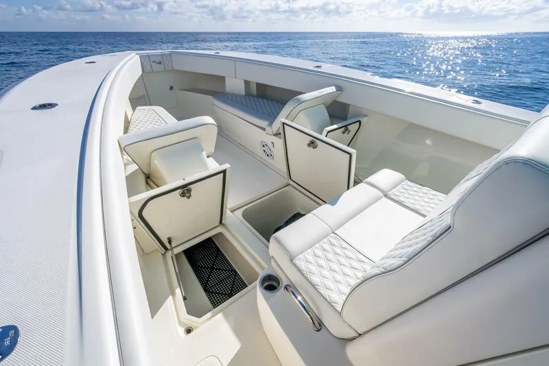 Slide: The Image of SeaVee 370Z 2017 - 32