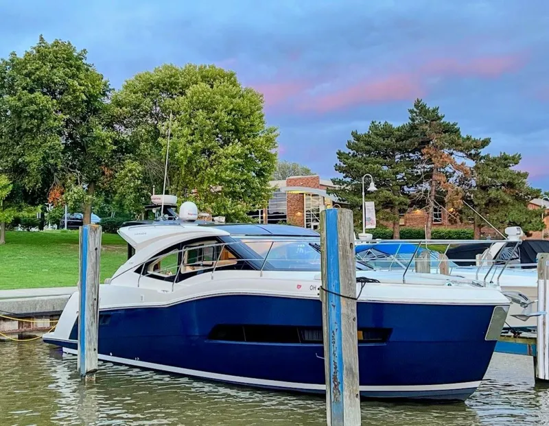 The Image of Carver Yachts C37 2017 - 0