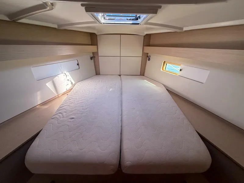 Slide: The Image of Beneteau 40.1 2022 - 12