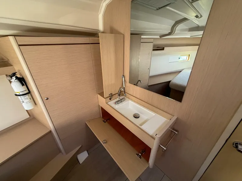 Slide: The Image of Beneteau 40.1 2022 - 15