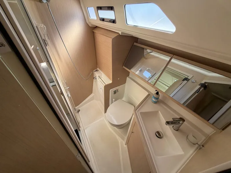 Slide: The Image of Beneteau 40.1 2022 - 16