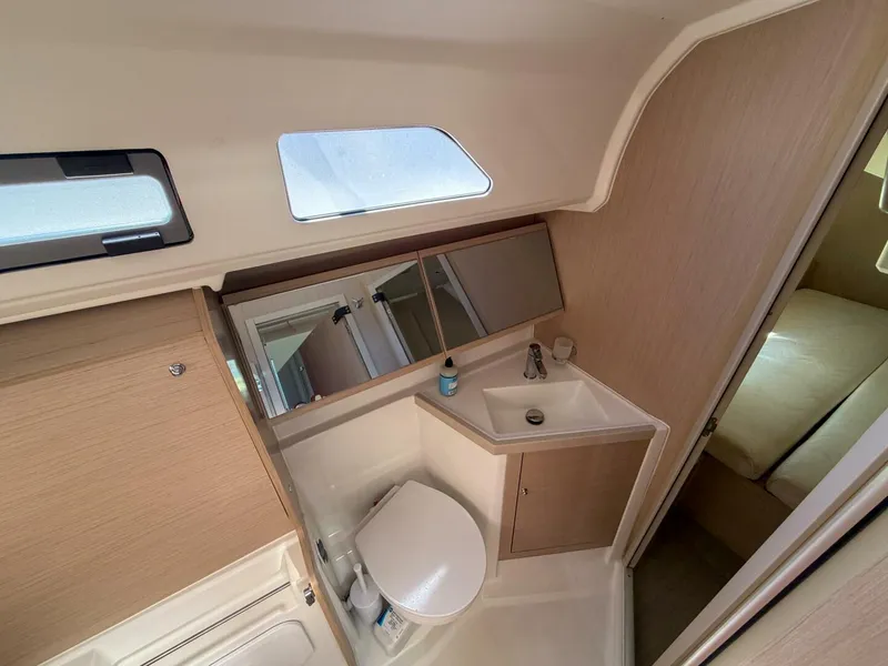 Slide: The Image of Beneteau 40.1 2022 - 17