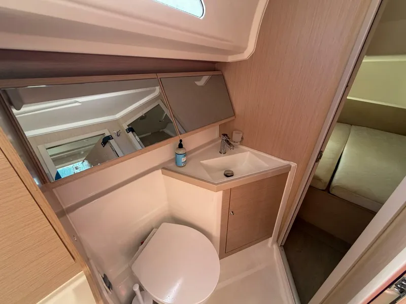 Slide: The Image of Beneteau 40.1 2022 - 18