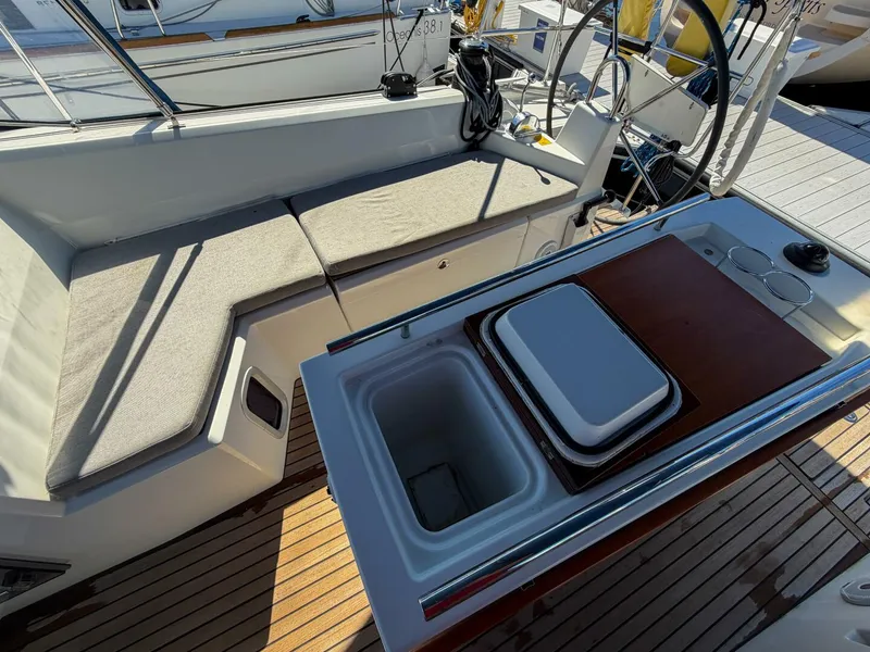 Slide: The Image of Beneteau 40.1 2022 - 87
