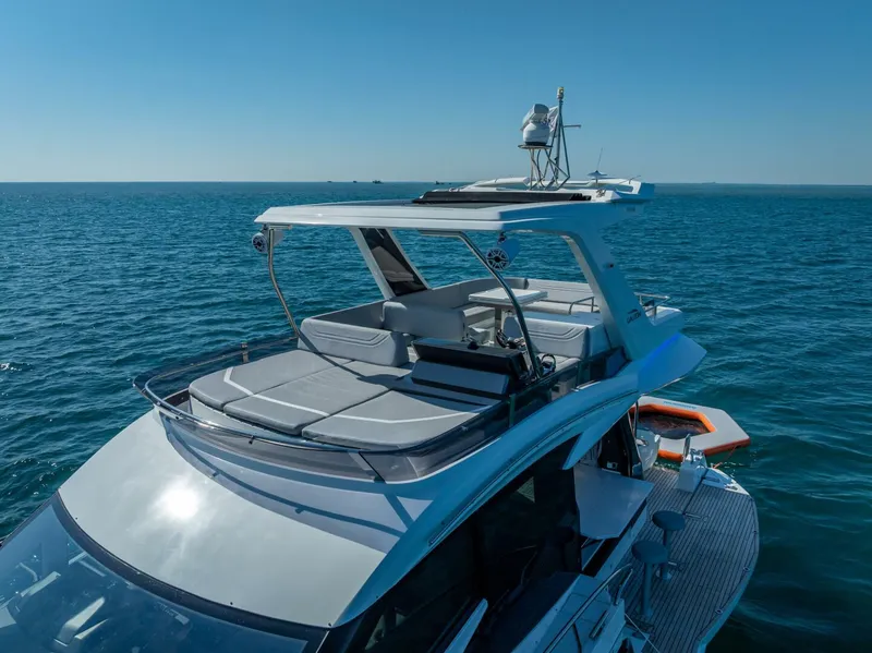 Slide: The Image of Galeon 500 Fly 2021 - 10