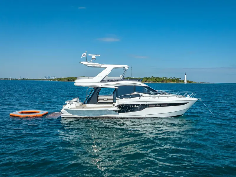 Slide: The Image of Galeon 500 Fly 2021 - 3