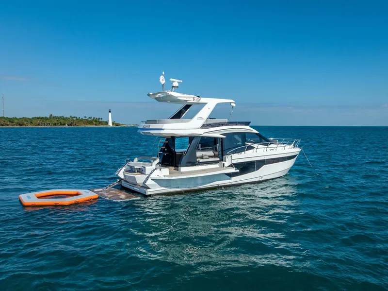 Slide: The Image of Galeon 500 Fly 2021 - 4