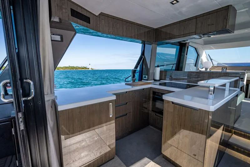 Slide: The Image of Galeon 500 Fly 2021 - 60