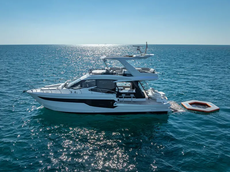 Slide: The Image of Galeon 500 Fly 2021 - 8