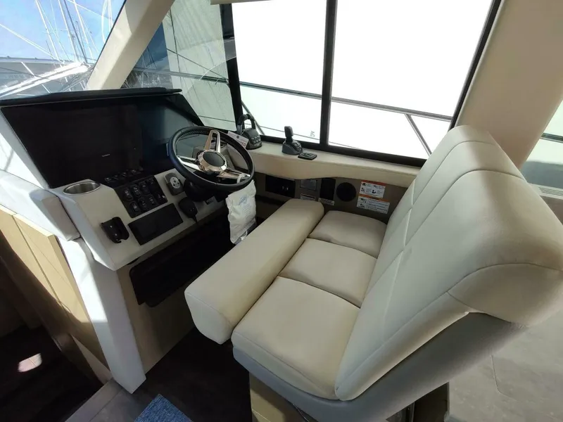 Slide: The Image of Regal 42 Fly 2021 - 44