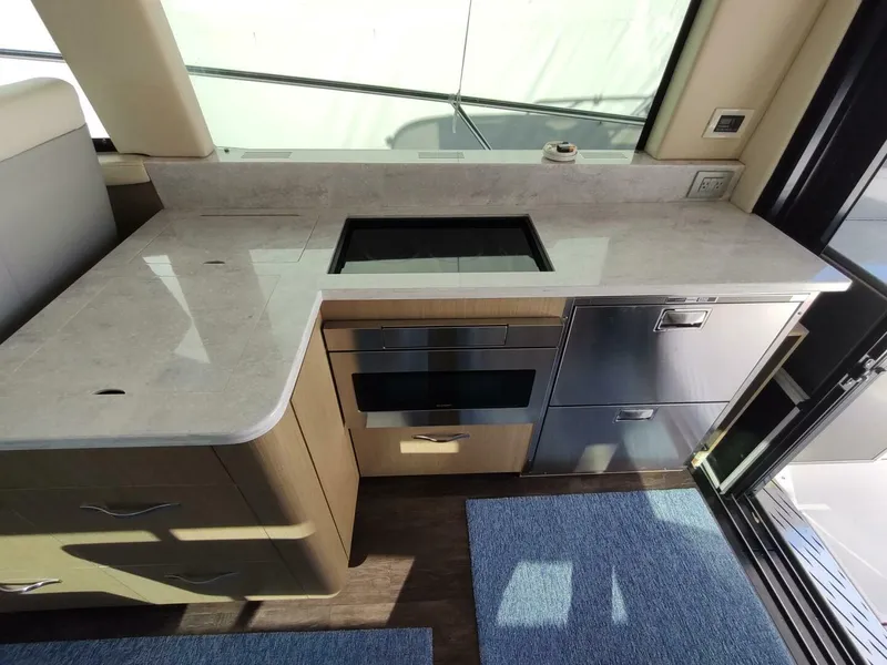 Slide: The Image of Regal 42 Fly 2021 - 49