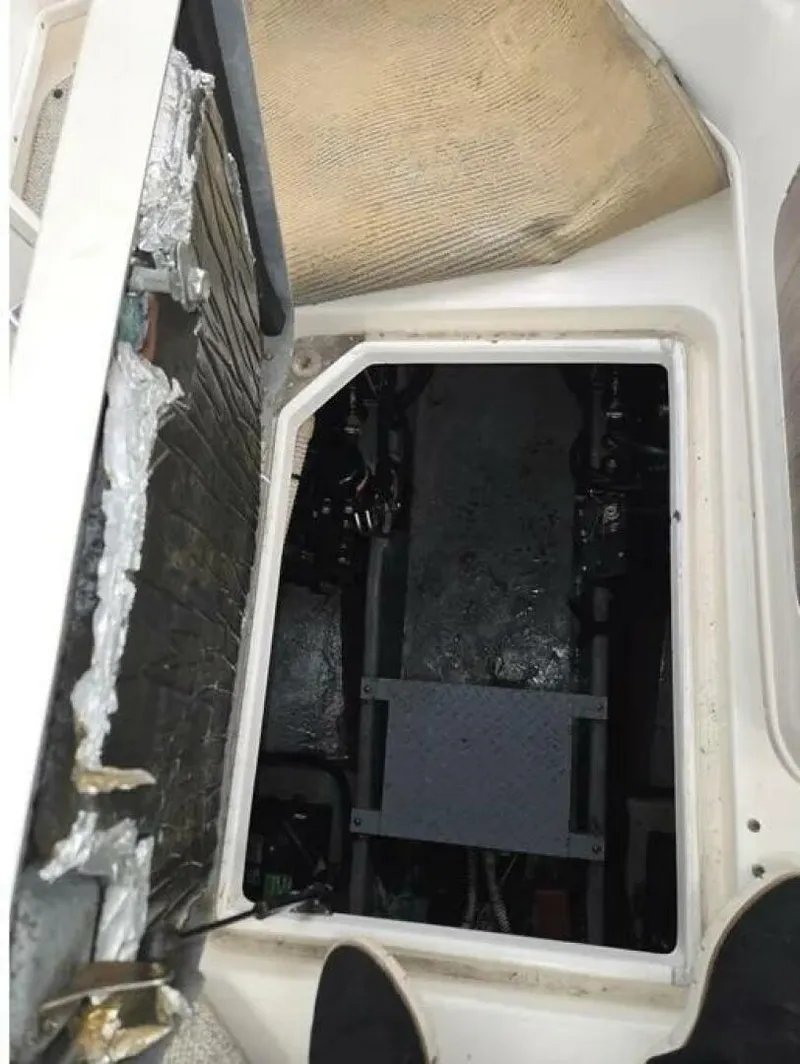 Slide: The Image of Sea Ray 330 Express 1998 - 14