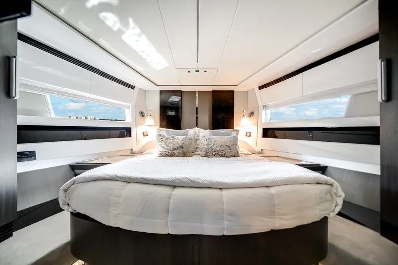 Slide: The Image of Azimut S7 2022 - 15