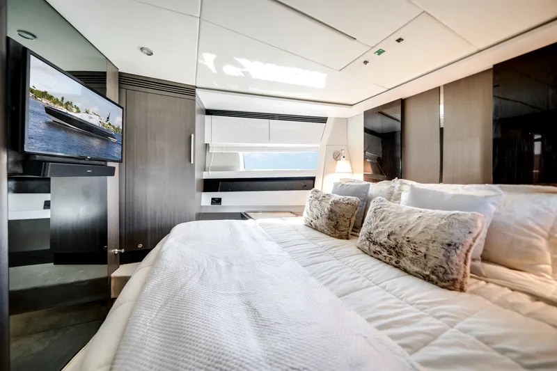 Slide: The Image of Azimut S7 2022 - 16