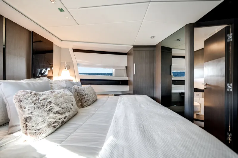 Slide: The Image of Azimut S7 2022 - 17