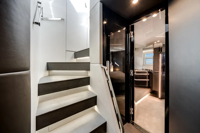 Slide: The Image of Azimut S7 2022 - 26