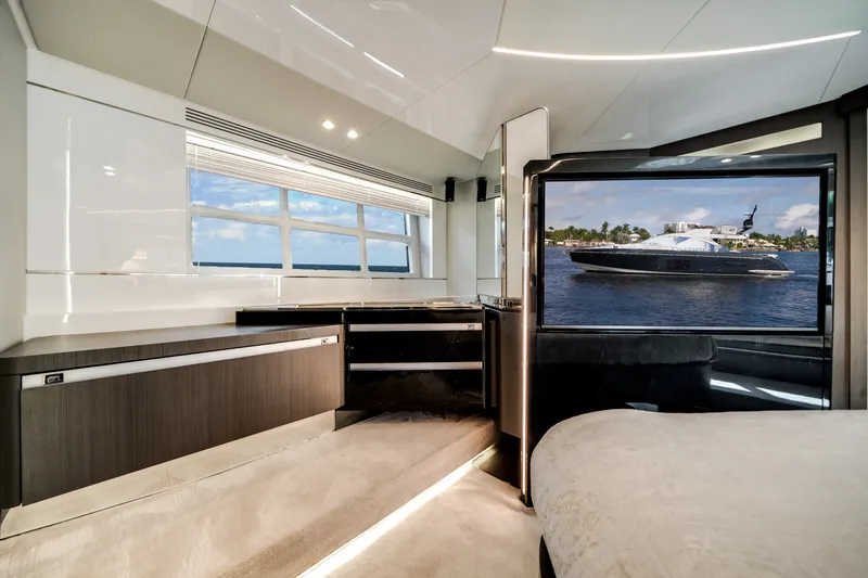 Slide: The Image of Azimut S7 2022 - 28