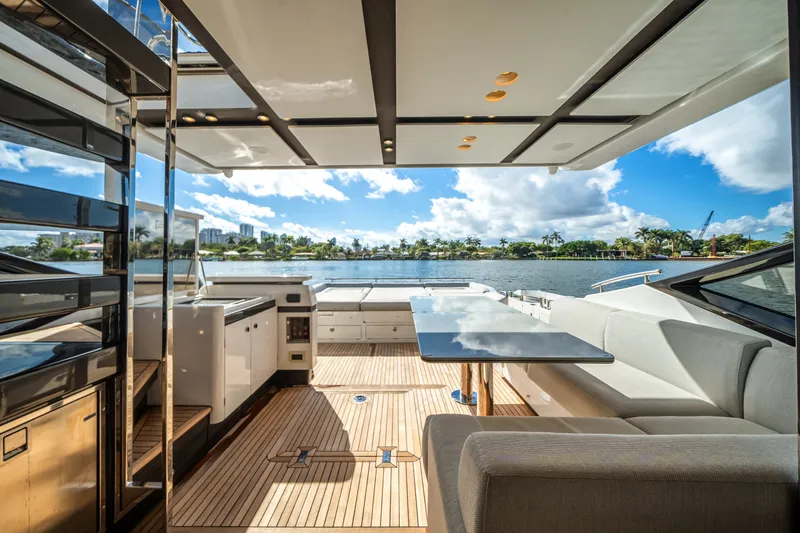 Slide: The Image of Azimut S7 2022 - 52