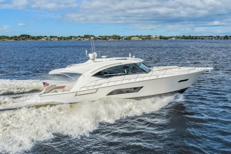Slide: The Image of Riviera 565 SUV 2015 - 25