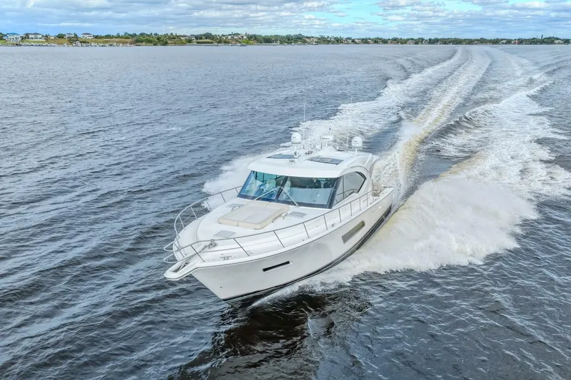Slide: The Image of Riviera 565 SUV 2015 - 35