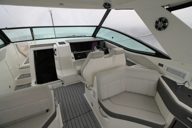 Slide: The Image of Sea Ray Sundancer 320 2020 - 10
