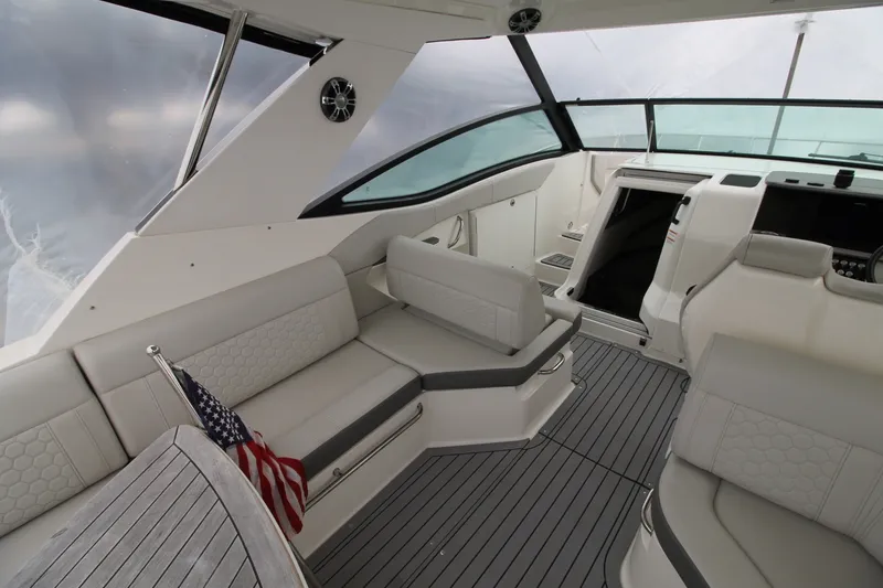 Slide: The Image of Sea Ray Sundancer 320 2020 - 11