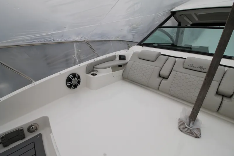 Slide: The Image of Sea Ray Sundancer 320 2020 - 15