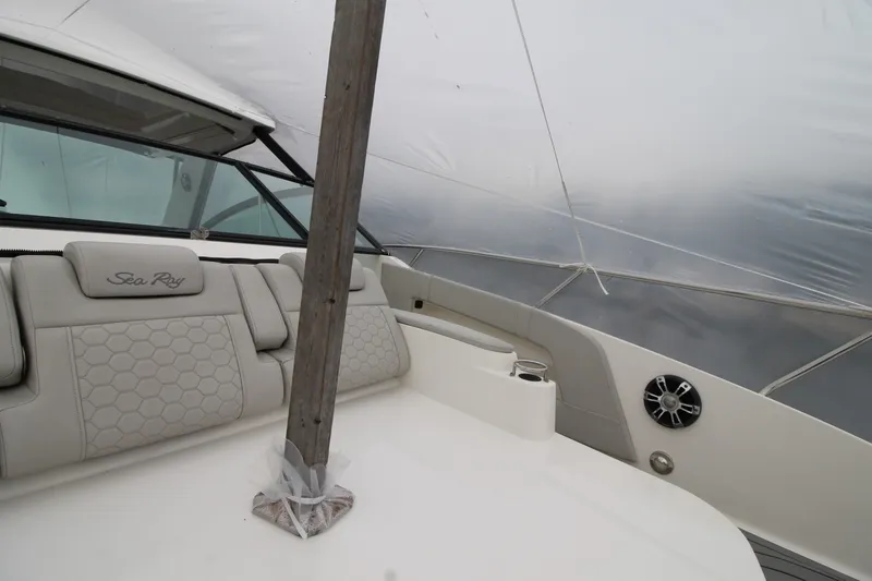 Slide: The Image of Sea Ray Sundancer 320 2020 - 16