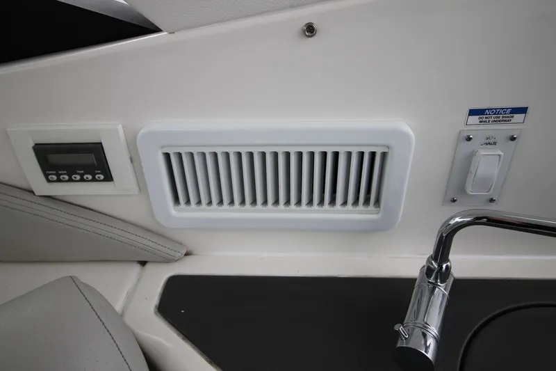 Slide: The Image of Sea Ray Sundancer 320 2020 - 18