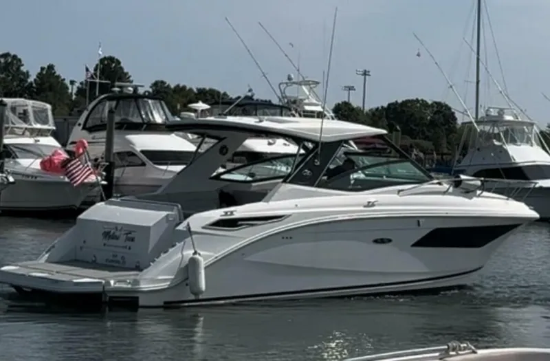 Slide: The Image of Sea Ray Sundancer 320 2020 - 2