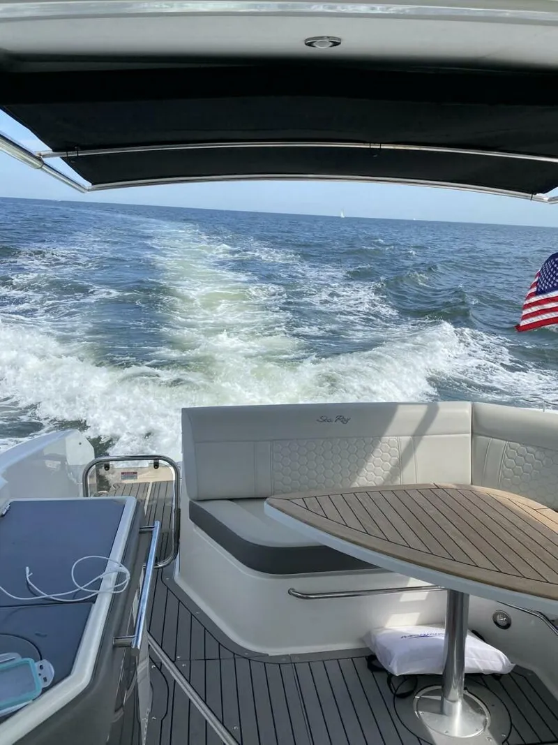 Slide: The Image of Sea Ray Sundancer 320 2020 - 4