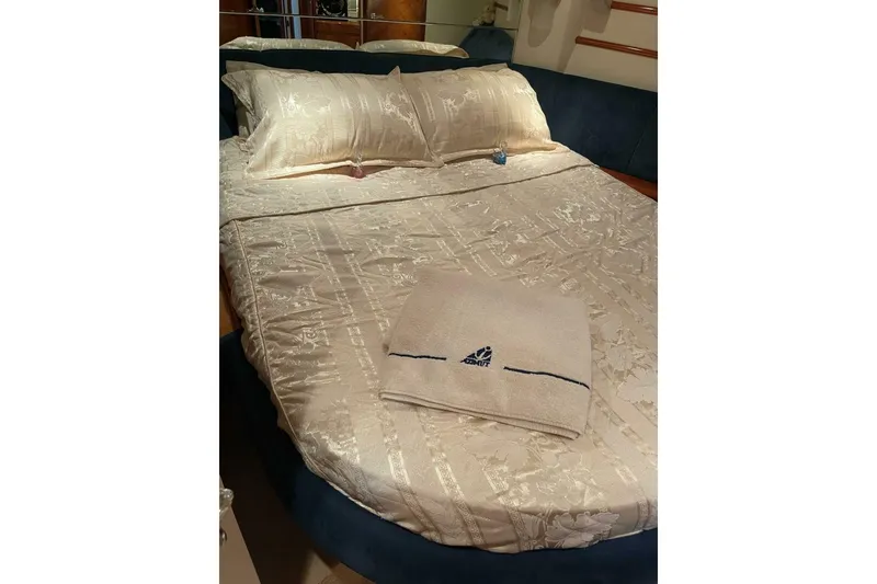 Slide: The Image of Azimut 46 Flybridge MY 2000 - 2