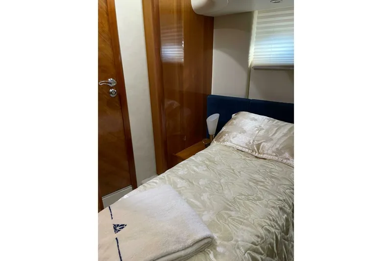 Slide: The Image of Azimut 46 Flybridge MY 2000 - 5