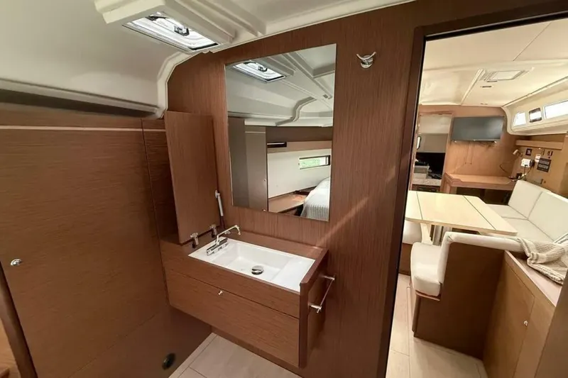 Slide: The Image of Beneteau Oceanis 40.1 2022 - 8