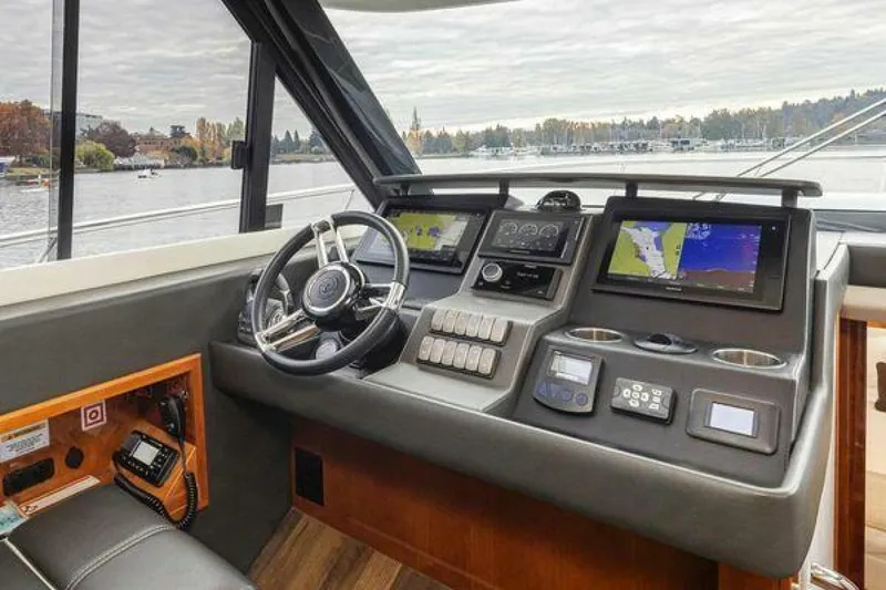 Slide: The Image of Riviera 395 SUV 2019 - 10