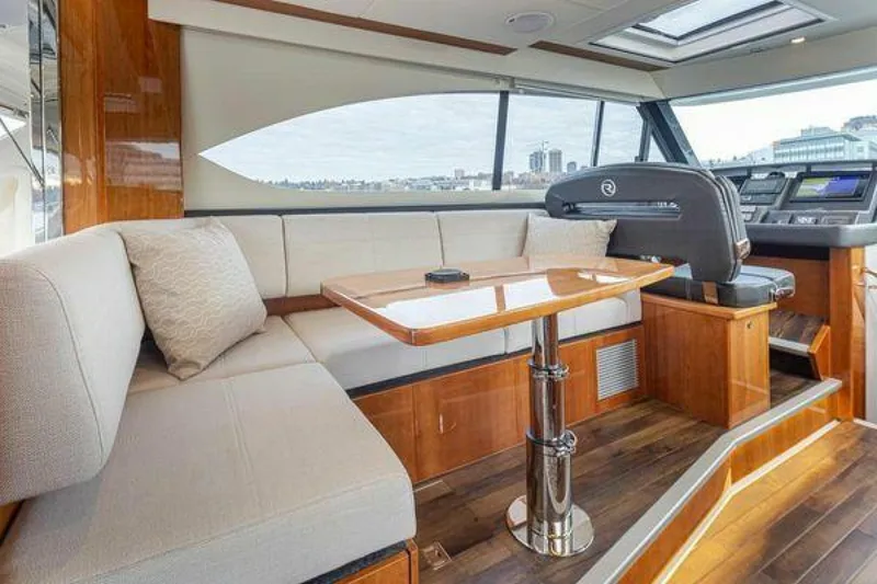 Slide: The Image of Riviera 395 SUV 2019 - 6
