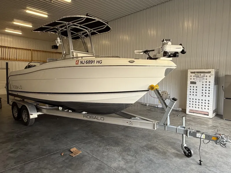 The Image of Robalo R222 Center Console 2015 - 0