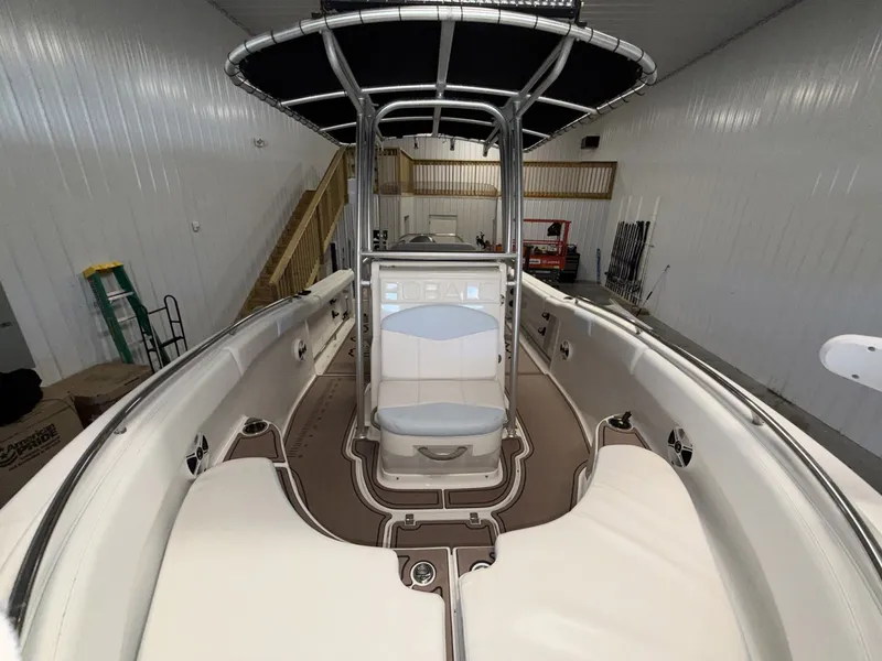 Slide: The Image of Robalo R222 Center Console 2015 - 9