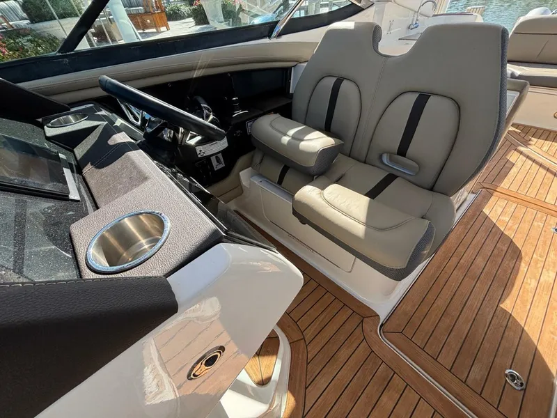 Slide: The Image of Sea Ray 350 SLX 2016 - 13