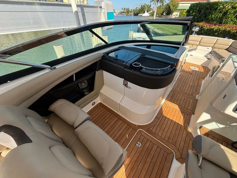 Slide: The Image of Sea Ray 350 SLX 2016 - 17