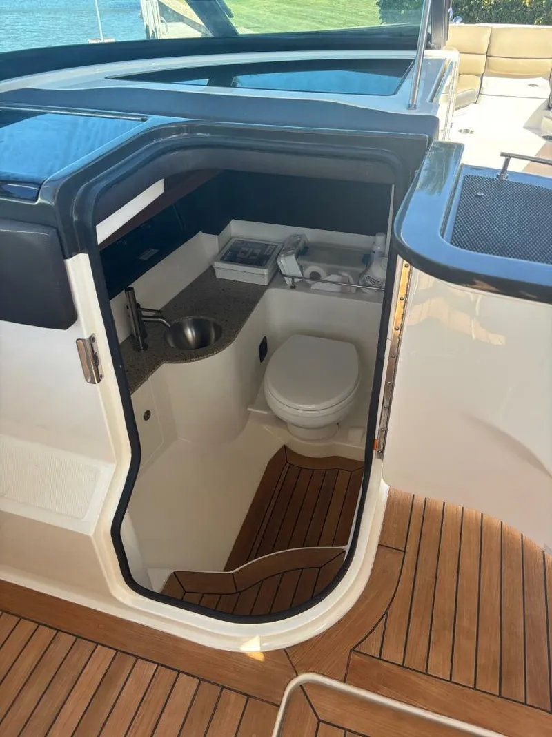 Slide: The Image of Sea Ray 350 SLX 2016 - 20